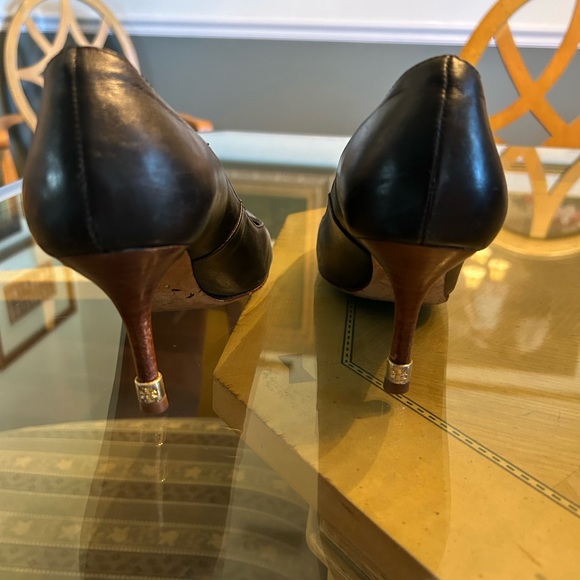 Elegant and timeless black all leather Tory Burch heels. 6 1/2. - Picture 3 of 6